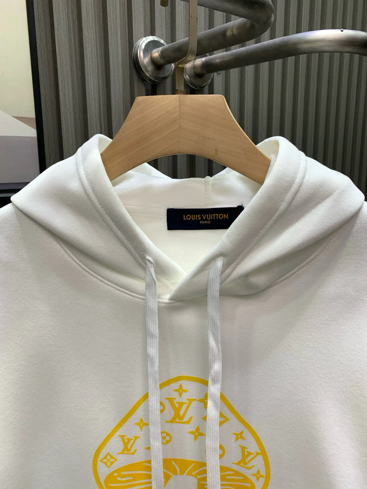 🅿️280 🀄️ Louis Vuitton 25FW new autumn and winter hooded sweatshirt 400g pure cotton➕silver fox velvet Made of double-ply double yarn 400g pure cotton sweatshirt fabric. The fabric is woven with double-ply twisted yarn. It is 40% stronger than single-ply yarn and can still maintain the silhouette of the clothes when cut loosely. The os version has a relatively lazy and loose feel, simple yet recognizable. A very simple and fashionable style. The overall design is simple yet individual. It can easily handle a variety of occasions.